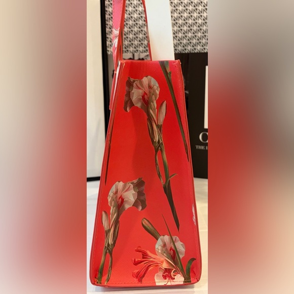 NWT TED BAKER LONDON “THE ICON” 
IRIS PRINT TOTE

SHE IS SO PRETTY!👛🌷🌸 - Picture 5 of 12